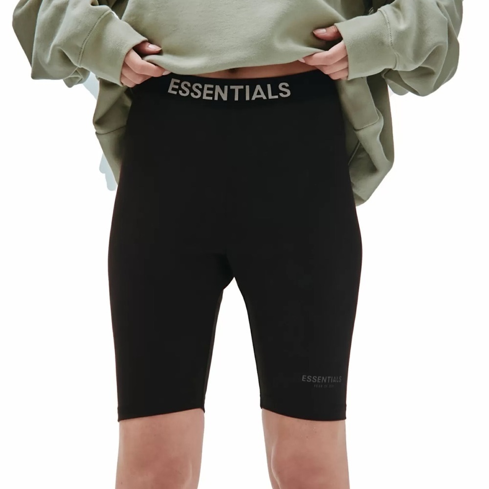 FEAR OF GOD ESSENTIALS ATHLETIC BIKER SHORT IN BLACK size S